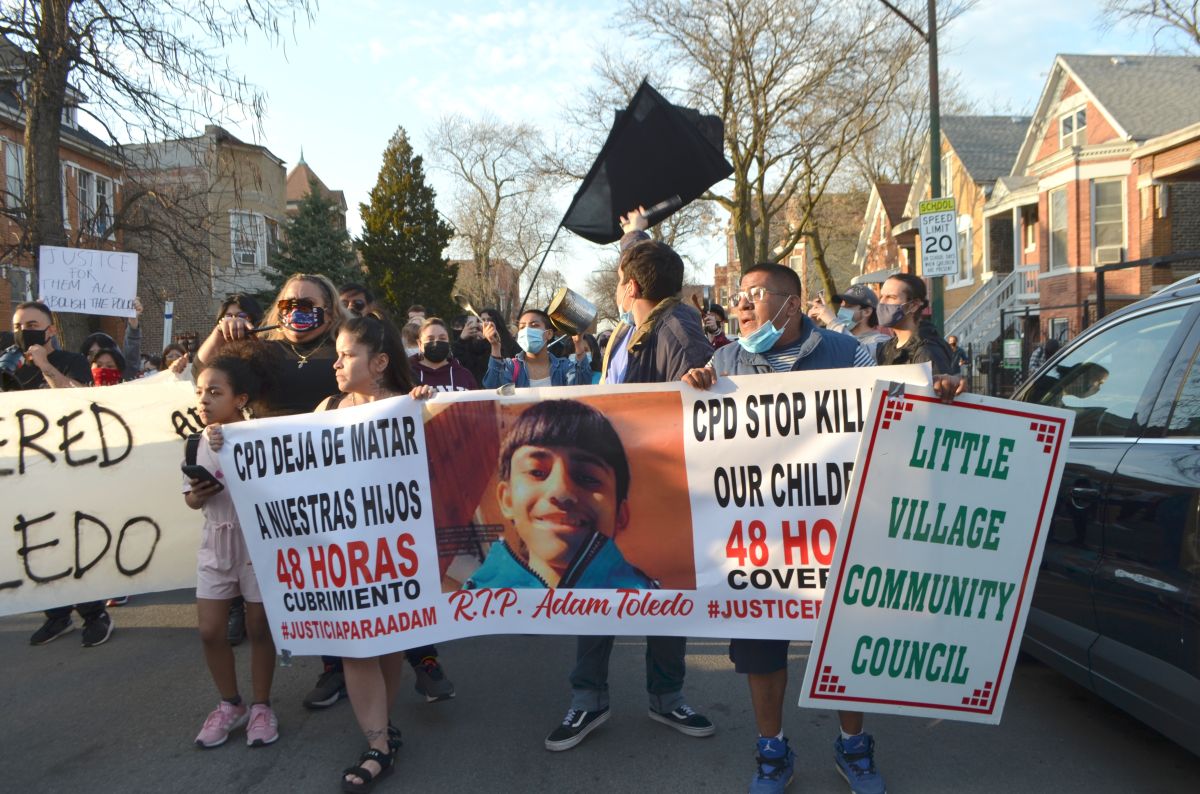 Integrantes de la comunidad de La Villita marcharon para repudiar la muerte del adolescente Adam Toledo a manos de un policía de Chicago y para exigir justicia. (Belhú Sanabria / La Raza)