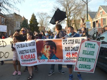 Integrantes de la comunidad de La Villita marcharon para repudiar la muerte del adolescente Adam Toledo a manos de un policía de Chicago y para exigir justicia. (Belhú Sanabria / La Raza)