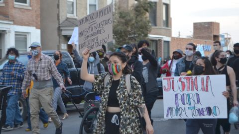 Integrantes de la comunidad de La Villita marcharon para repudiar la muerte del adolescente Adam Toledo a manos de un policía de Chicago y para exigir justicia. (Belhú Sanabria / La Raza)