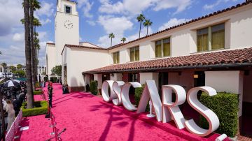 Todos los pormenores de la alfombra roja durante la 93a Entrega Anual de los Premios de la Academia en Union Station el 25 de abril de 2021 en Los Ángeles, California.