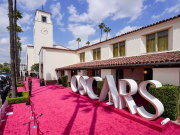 Todos los pormenores de la alfombra roja durante la 93a Entrega Anual de los Premios de la Academia en Union Station el 25 de abril de 2021 en Los Ángeles, California.