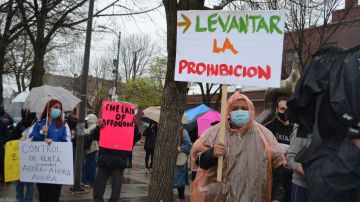 Un mitin y marcha en La Villita pidió permitir el control de alquileres y que se frene el desplazamiento urbano. (Belhú Sanabria / La Raza)