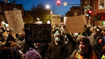 Manifestantes en Chicago exigen justicia para Adam Toledo, de 13 años, muerto por el disparo de un policía.
