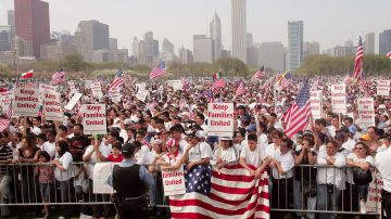 Una gran concentración de personas tuvo lugar durante la marcha del 1 de mayo de 2007 en Chicago para exigir una reforma migratoria. (Getty Images)
