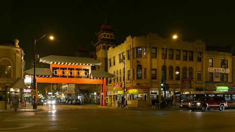 El dueño de un restaurante de Chinatown de Chicago ofrece alimento a los ancianos de su comunidad .