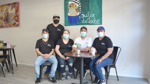 Los hermanos Contreras y Marlene Castillo, beneficiaria del programa DACA, en Dulce de Leche Café en el barrio de Albany Park. (Belhú Sanabria / La Raza)