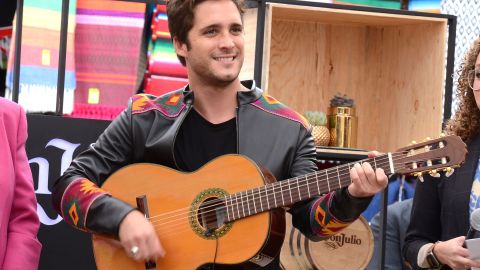 Diego Boneta vive la cuarentena en compañía de sus dos hermanos y de sus papás.