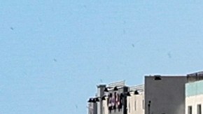 Una bola de fuego estalla en la Torre Jala cuando es destruida en un ataque aéreo israelí en la ciudad de Gaza.