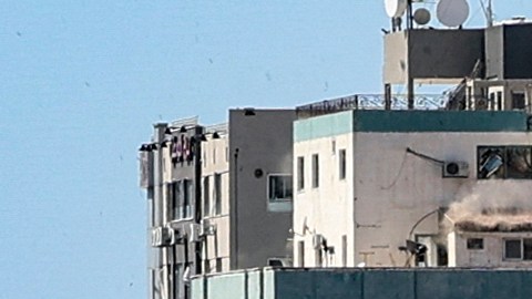 Una bola de fuego estalla en la Torre Jala cuando es destruida en un ataque aéreo israelí en la ciudad de Gaza.