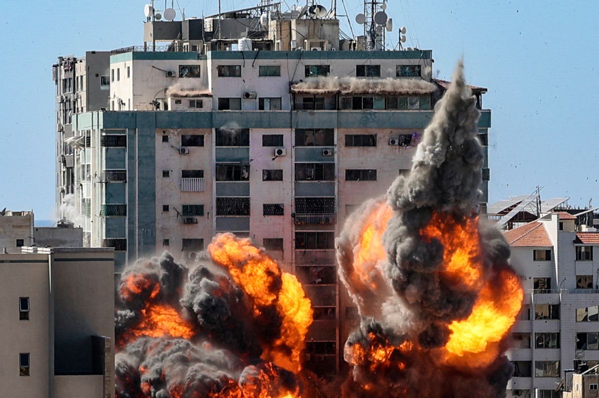 Una bola de fuego estalla en la Torre Jala cuando es destruida en un ataque aéreo israelí en la ciudad de Gaza.