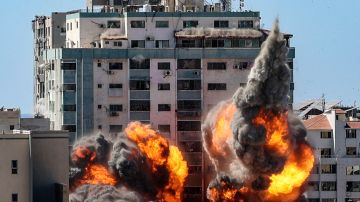 Una bola de fuego estalla en la Torre Jala cuando es destruida en un ataque aéreo israelí en la ciudad de Gaza.