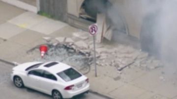 Explosicón e incendio ocurrió en un edificio de oficinas vacío del Hospital MacNeal en Berwyn. Foto Captura WGN Chicago.
