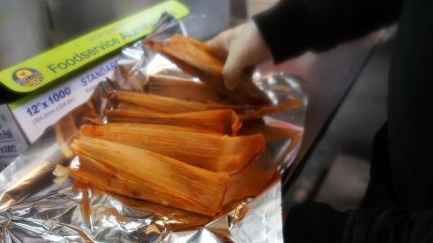 Con la venta de tamales en las calles, muchos se ganan la vida y mantienen viva una noble tradición popular gastronómica.