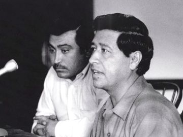 Marcos Muñoz (izq.) y César Chávez. (UC San Diego Library ( Farmworker Movement Documentation Project)