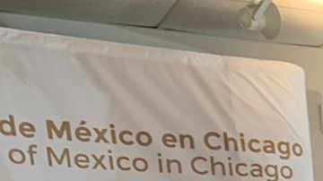 Personas reciben la vacuna contra el covi-19 en la sede del Consulado General de México en Chicago. (Cortesía Consulado General de México)