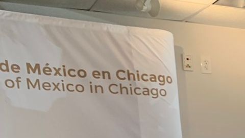 Personas reciben la vacuna contra el covi-19 en la sede del Consulado General de México en Chicago. (Cortesía Consulado General de México)