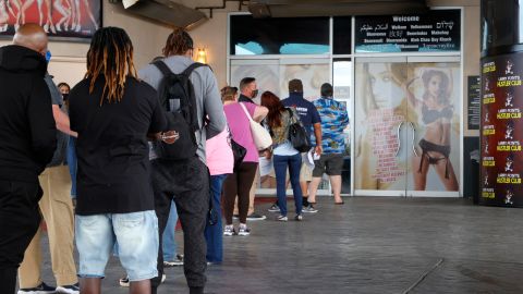 Personas hacen fila para vacunarse en un club de Las Vegas.