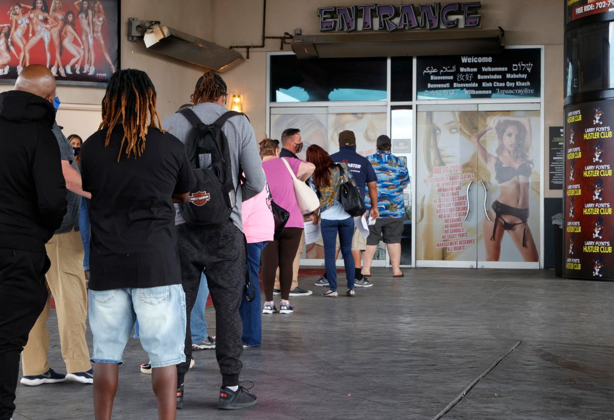 Personas hacen fila para vacunarse en un club de Las Vegas.