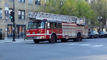 El incendio comenzó alrededor de la 1 am en la cuadra 800 N. St. Louis Ave. en el barrio de Humboldt Park.