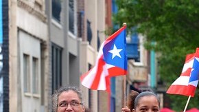 Ambiente de fiesta se vivirá en el Desfile Puertorriqueña de Chicago este sábado 19 de junio. Las fotos son de las celebraciones boricuas de 2019. (Cortesía Charlie Billups)