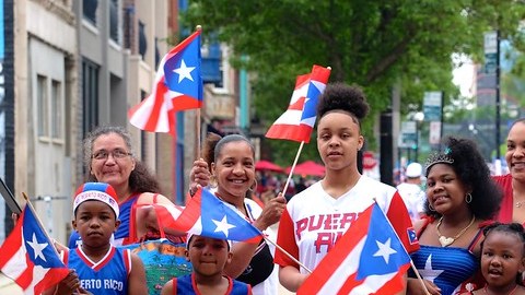 Ambiente de fiesta se vivirá en el Desfile Puertorriqueña de Chicago este sábado 19 de junio. Las fotos son de las celebraciones boricuas de 2019. (Cortesía Charlie Billups)