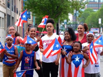 Ambiente de fiesta se vivirá en el Desfile Puertorriqueña de Chicago este sábado 19 de junio. Las fotos son de las celebraciones boricuas de 2019. (Cortesía Charlie Billups)