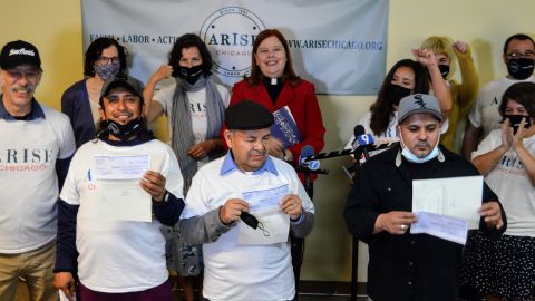 Trabajadores de un lavado de autos en La Villita celebran tras recuperar salarios adeudados por parte de su empleador. (Cortesía Shelly Ruzicka / Arise Chicago)