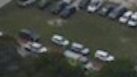 Un edificio de condominios de 12 pisos en la comunidad de Surfside se derrumbó alrededor de la 1:30 am. Foto captura Fox 32 Chicago