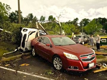 El tornado azotó partes de Naperville, Darien y Woodridge y causó daños en casas y vehículos. Foto Cortesía David O´Sullivan