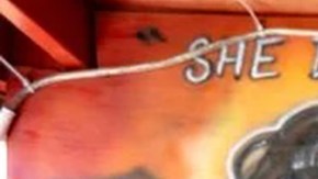 El ‘Kids Off the Block memorial’, conocido in Roseland como ‘la choza’ (the hut), rinde tributo a los centenares de jóvenes víctimas de la violencia con armas de fuego. (Olivia Obineme / The Trace)