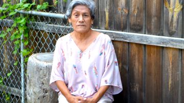 La trabajadora doméstica Sofía Portillo, de 69 años, en su casa de Gage Park, en el suroeste de Chicago. (Belhú Sanabria / La Raza)
