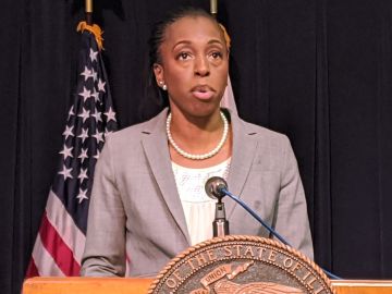La Dra. Ngozi Ezike directora del Departamento de Salud Pública de Illinois insta a los habitantes de Illinois a que reciban la dosis de refuerzo covid-19.