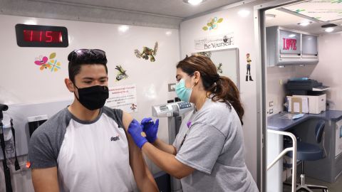 Las hospitalizaciones por coronavirus se redujeron en toda la región de Chicago, lo que llevó a los funcionarios federales a reducir el nivel de riesgo, según datos de los CDC.