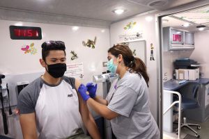 El Condado de Cook reabre tres sitios de vacunación masiva de covid-19 ante escasez de citas