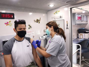 Las hospitalizaciones por coronavirus se redujeron en toda la región de Chicago, lo que llevó a los funcionarios federales a reducir el nivel de riesgo, según datos de los CDC.