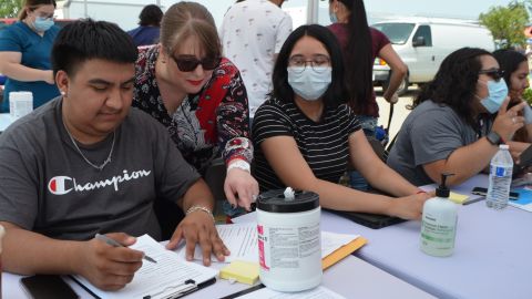 Este video musical titulado "I'm One of One" presenta a adolescentes de Chicago alentando a otros a vacunarse contra el coronavirus.