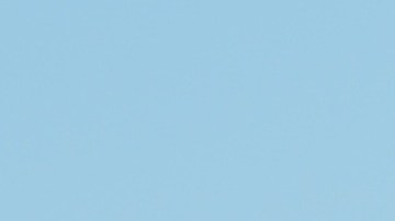 Familias acudieron a vacunarse contra el covid-19 en un centro instalado por autoridades de la ciudad y organizaciones locales en el mercado Swap-0-Rama en el Barrio de las Empacadoras de Chicago. (Belhú Sanabria / La Raza)