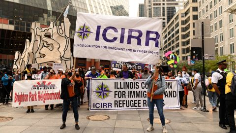 Activistas, inmigrantes, líderes comunitarios y legisladores electos presionan por un camino a la ciudadanía en mitin y marcha en el centro de Chicago. (Cortesía ICIRR)