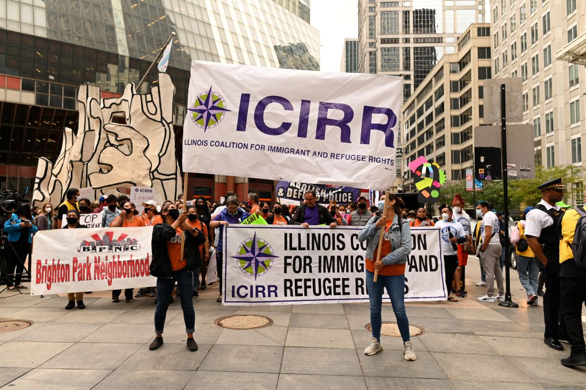 Activistas, inmigrantes, líderes comunitarios y legisladores electos presionan por un camino a la ciudadanía en mitin y marcha en el centro de Chicago. (Cortesía ICIRR)