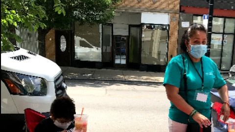 Promotores de vivienda de la Asociación de Vecinos de Logan Square brindando información a inquilinos en medio de la pandemia del coronavirus. (Cortesía LSNA)