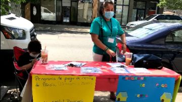Promotores de vivienda de la Asociación de Vecinos de Logan Square brindando información a inquilinos en medio de la pandemia del coronavirus. (Cortesía LSNA)