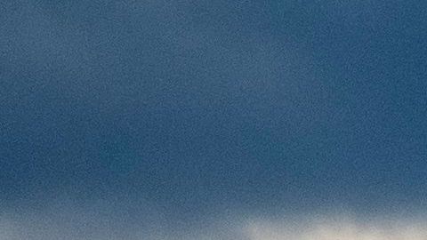 El Empire State Building se ilumina con una "sirena" blanca y roja en su mástil para rendir homenaje a los trabajadores médicos que luchan contra el  coronavirus el 1 de abril de 2020 en Nueva York.