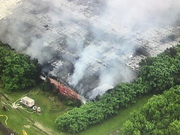 El incendio que comenzó en Morris alrededor del mediodía del martes llevó a los funcionarios de la ciudad a ordenar evacuaciones a al menos 4,000 personas.  Foto captura Fox 32 Chicago