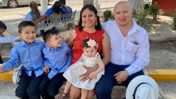 Eridany Ortega, su esposo y sus tres hijos de uno, cuatro y seis años. (Cortesía familia Ortega)