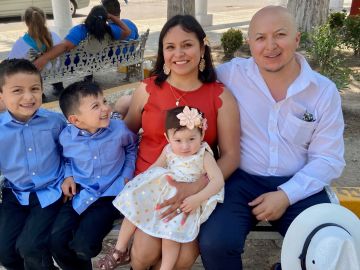 Eridany Ortega, su esposo y sus tres hijos de uno, cuatro y seis años. (Cortesía familia Ortega)