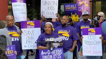 Los trabajadores sindicalizados de SEIU Local 1 se manifestaron frente a la reunión de la junta directiva de la CHA el martes.  Facebook