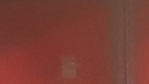 Indigente durmiendo en un cajero automático de Midtown, NYC.