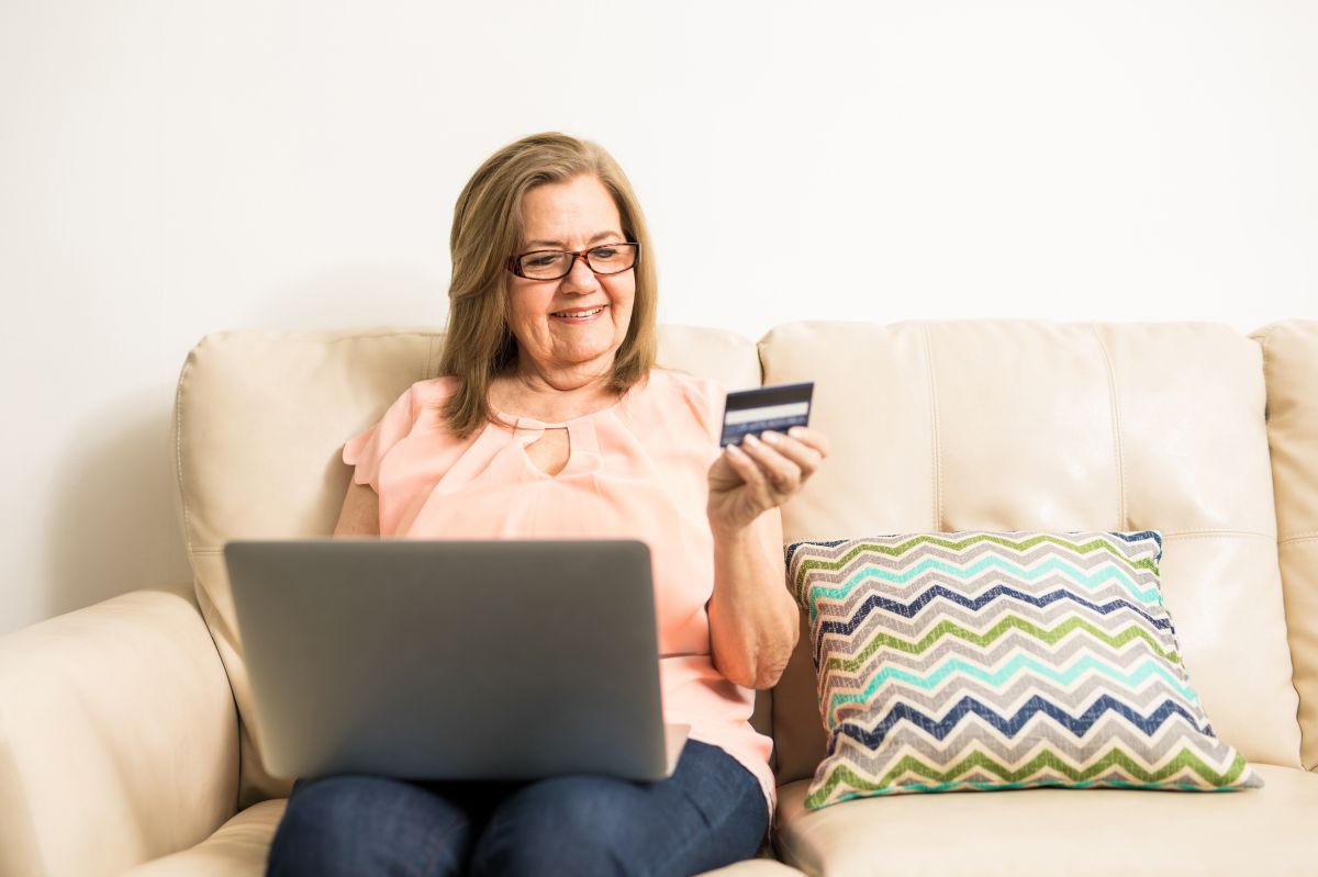 Seguridad en línea para los adultos mayores: Chase y AARP comparten 3 pasos para identificar y protegerte de las estafas