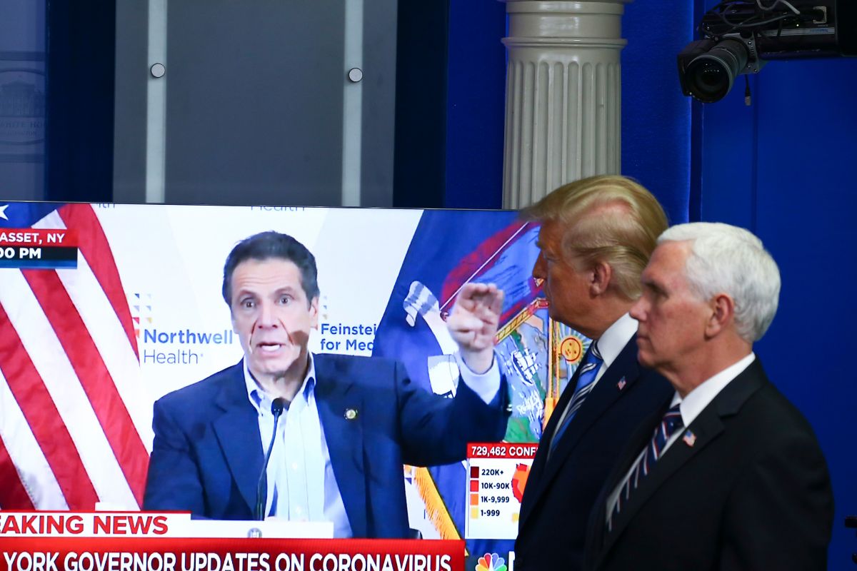 Trump y Pence mirando al entonces gobernador de NY en TV, abril 2020.