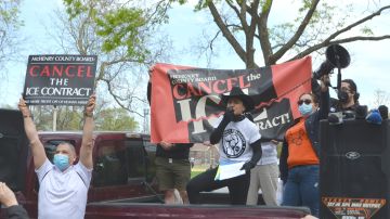 Activistas piden que se cancele el contrato que la cárcel del Condado de McHenry tiene con la Poliía de Inmigración y Aduanas (ICE). (Cortesía Coalición para Cancelar el Contrato con ICE en el Condado de McHenry)